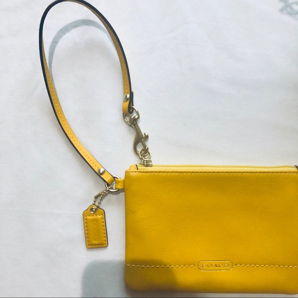 BRAND NEW Yellow coach clutch/wristlet - Picture 3 of 3